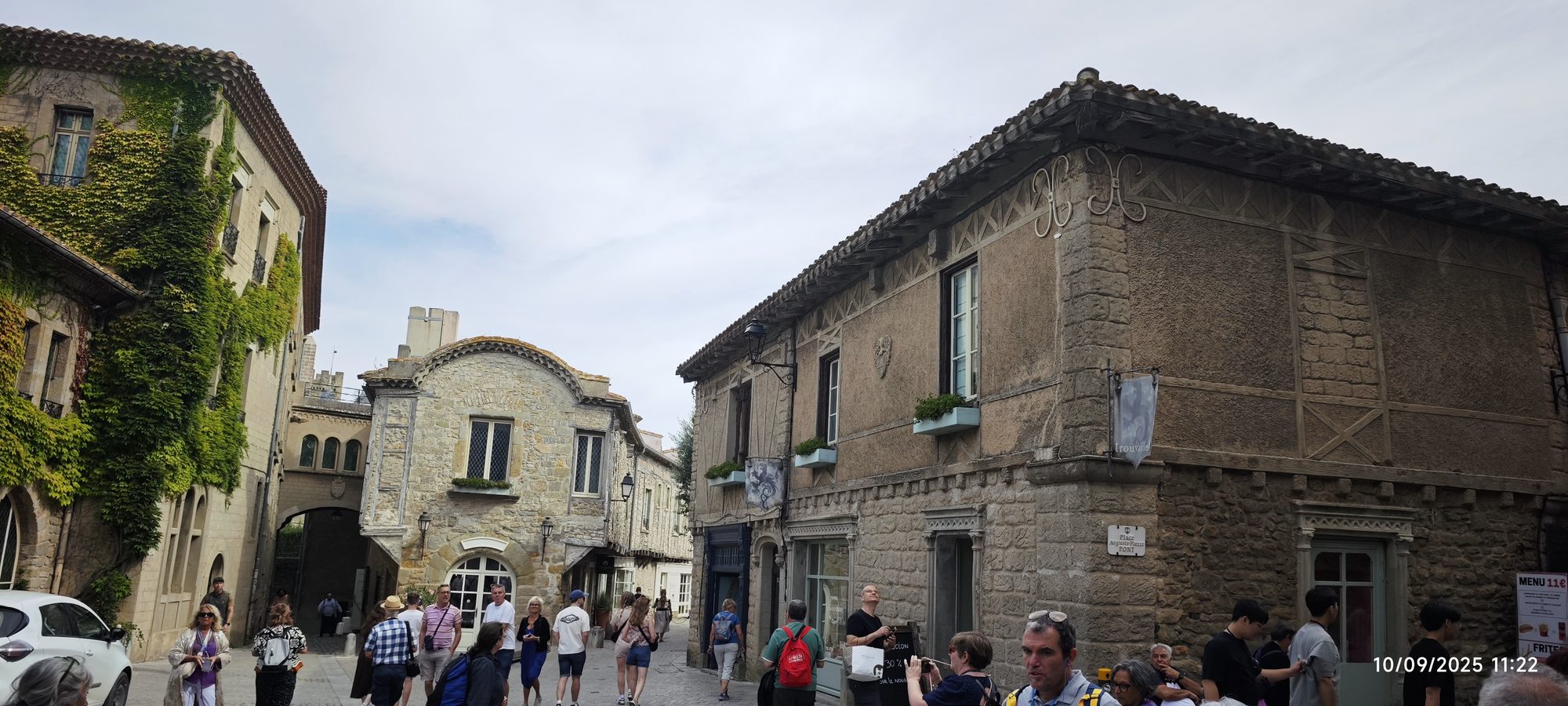 Edificios medievales de piedra y calles empedradas en el casco histórico de Carcasona.