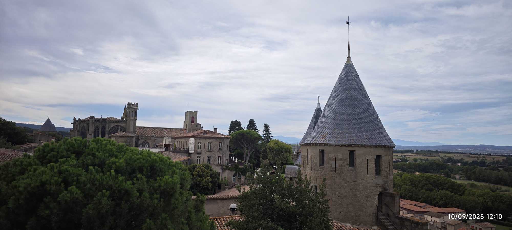Torre medieval con tejado cónico de pizarra y vistas a la Cité de Carcasona.