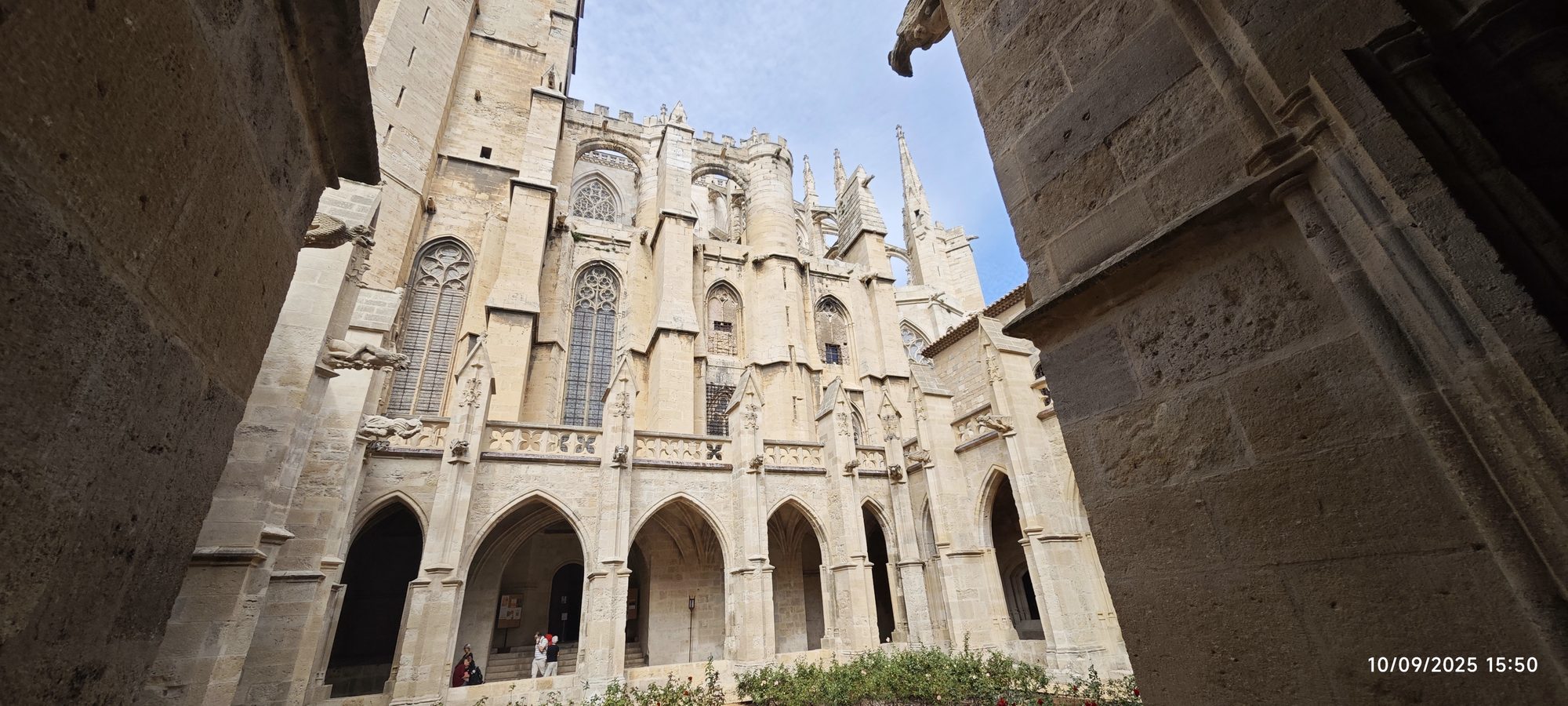Arquitectura gótica y claustro de piedra de la catedral de Narbona, Francia.
