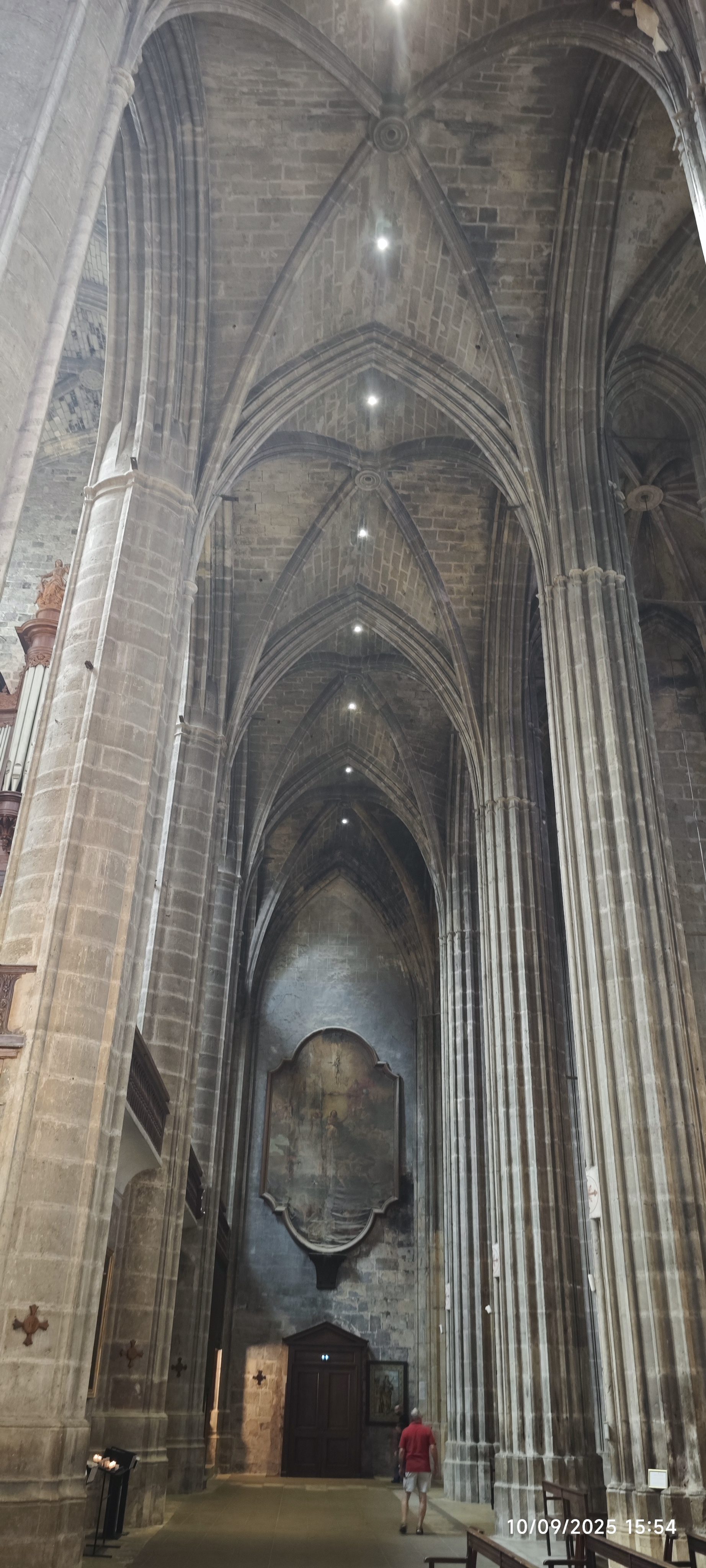 Bóvedas góticas e imponentes columnas de piedra en el interior de la catedral de Narbona.