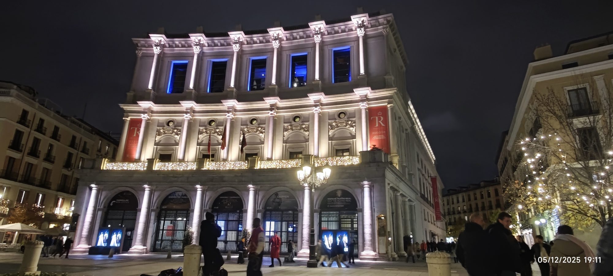 Fachada iluminada del Teatro Real de Madrid de noche con Luces navideñas.