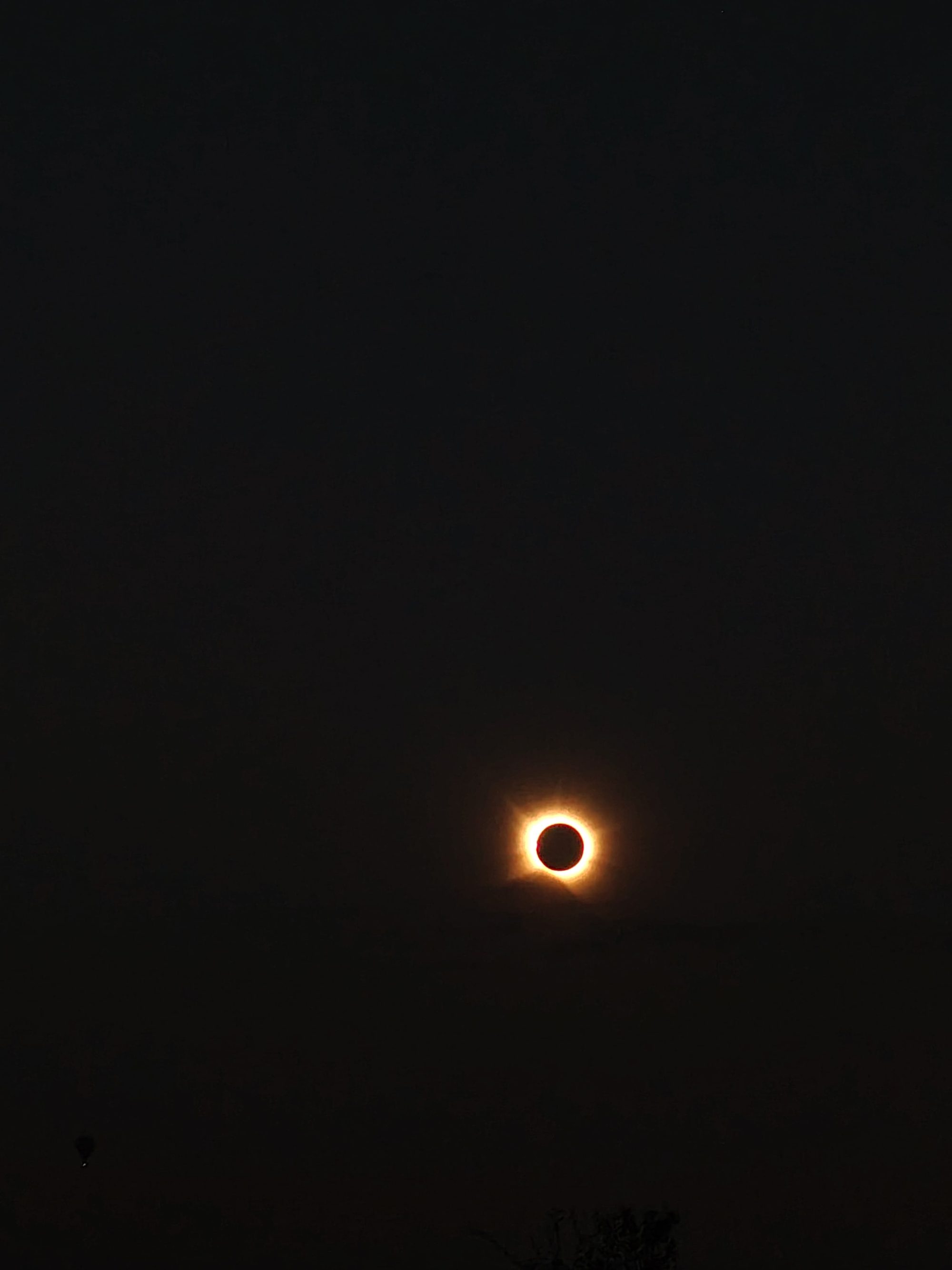 Eclipse solar total con el brillante anillo de luz sobre un cielo nocturno oscuro.