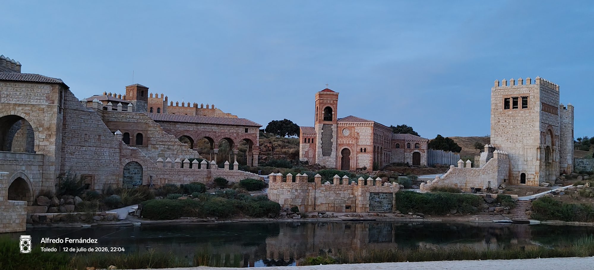 Recreación de arquitectura medieval en el escenario del espectáculo El sueño de Toledo, en Puy du Fou España.