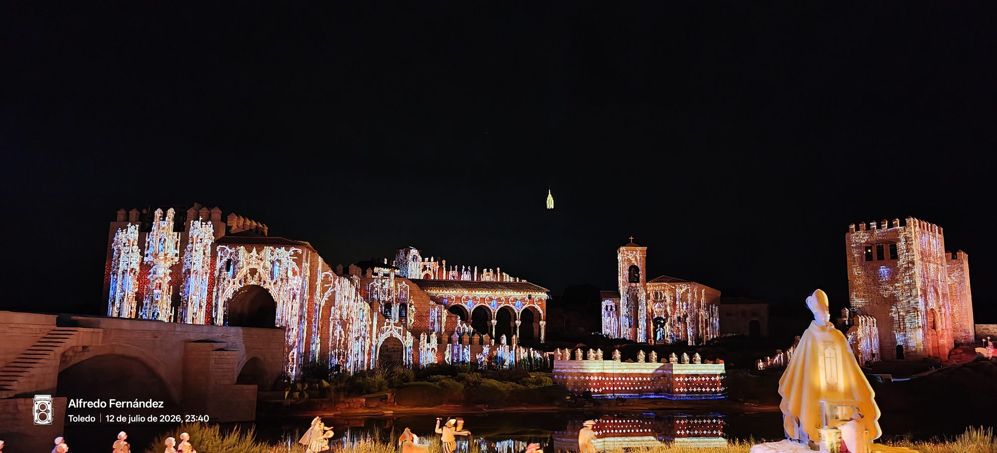 Proyecciones de luz sobre el escenario del espectáculo nocturno El sueño de Toledo, en Puy du Fou España.
