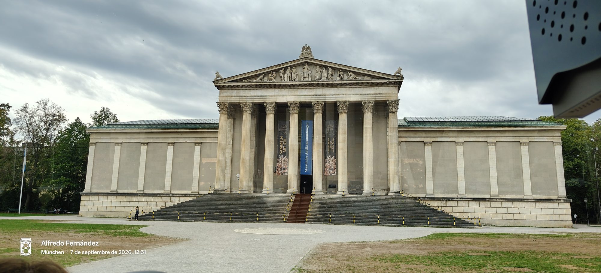 Fachada neoclásica con columnas corintias del museo Staatliche Antikensammlungen bajo un cielo nublado.