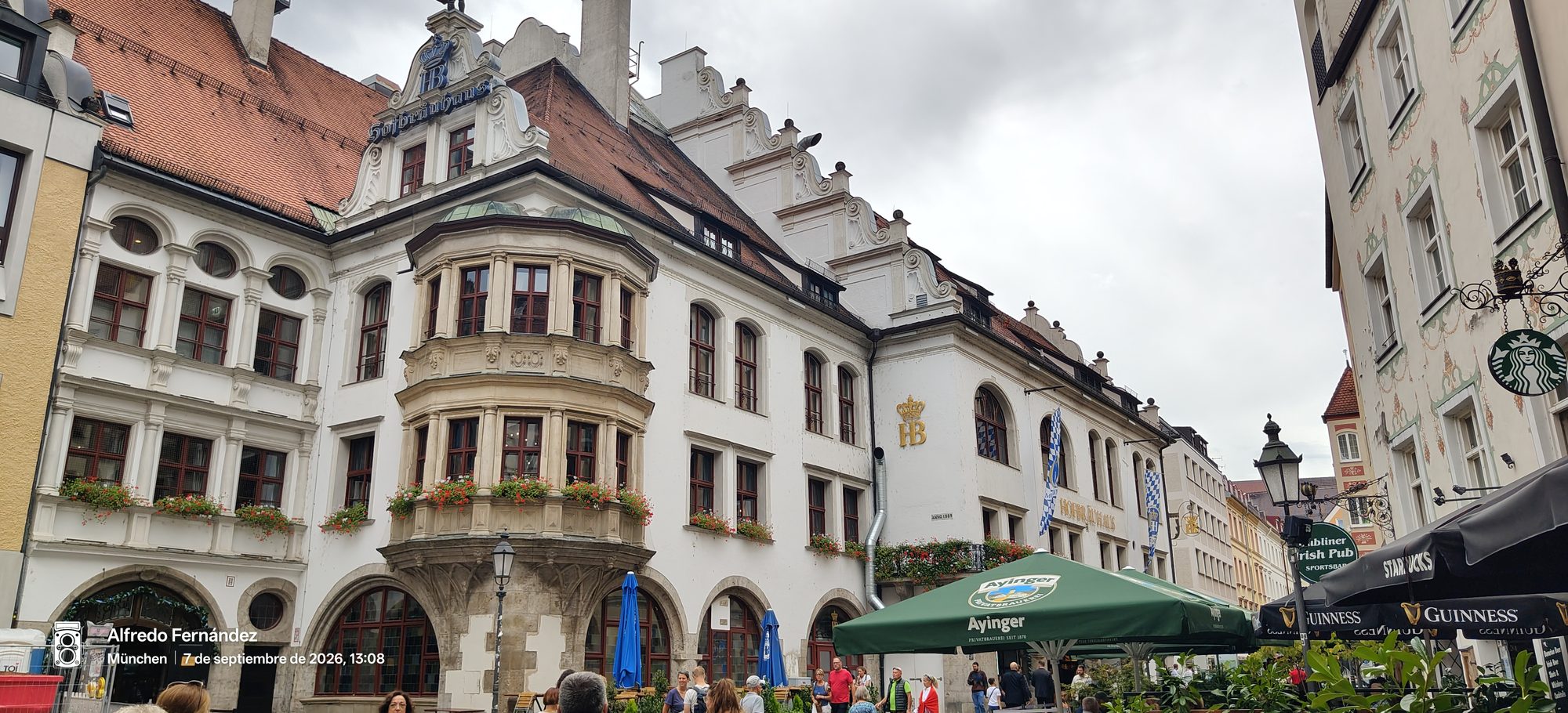 Fachada histórica de la famosa cervecería Hofbräuhaus con balcones floridos en Múnich.