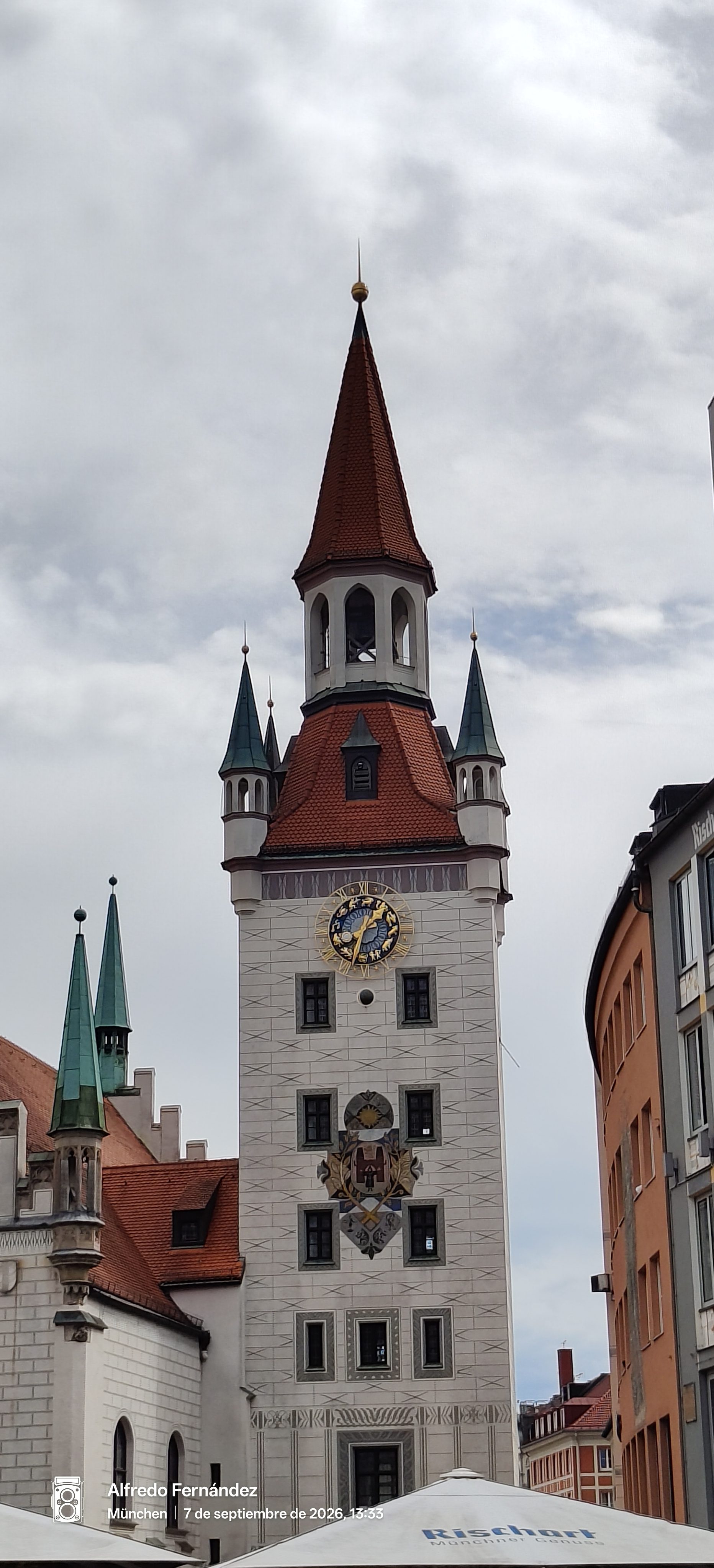 Torre del Antiguo Ayuntamiento de Múnich con reloj astronómico y tejados puntiagudos rojizos.