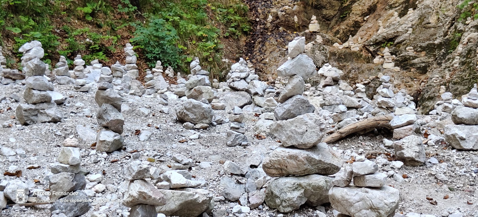 Montículos de piedras apiladas en equilibrio en un terreno rocoso y escarpado.