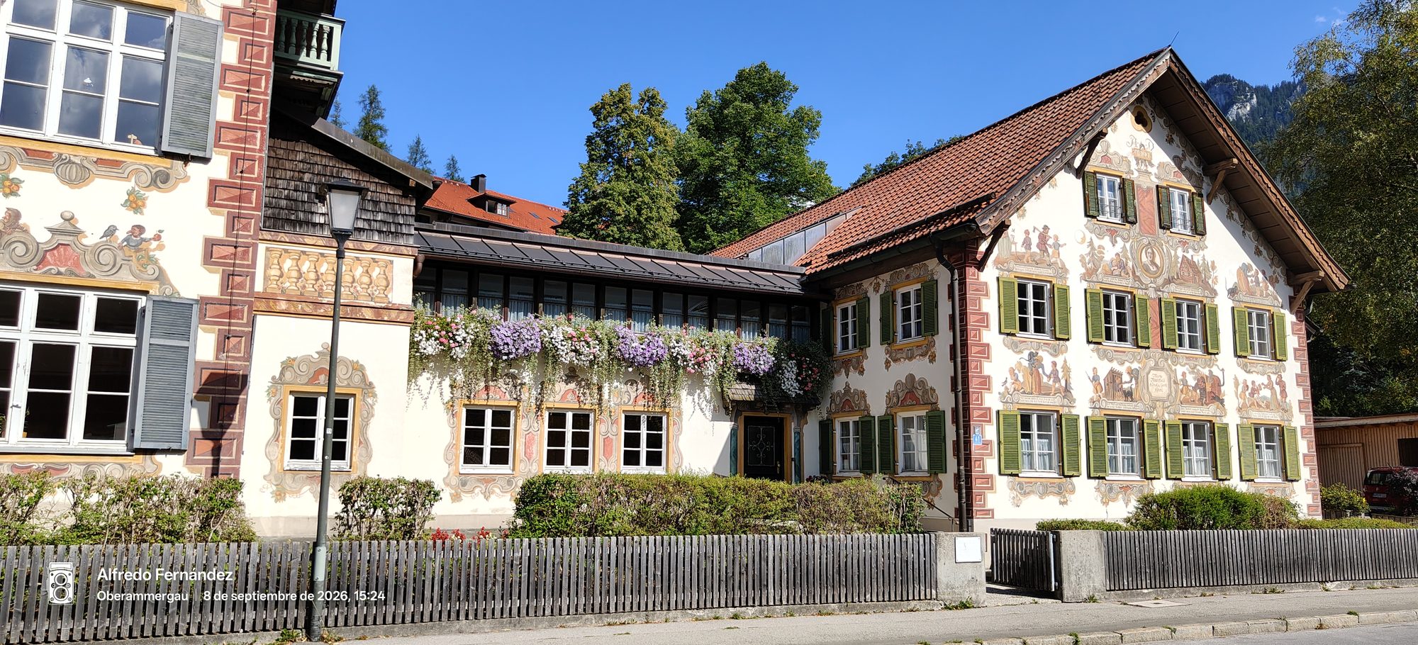 Casa tradicional bávara decorada con frescos murales y flores en Oberammergau.