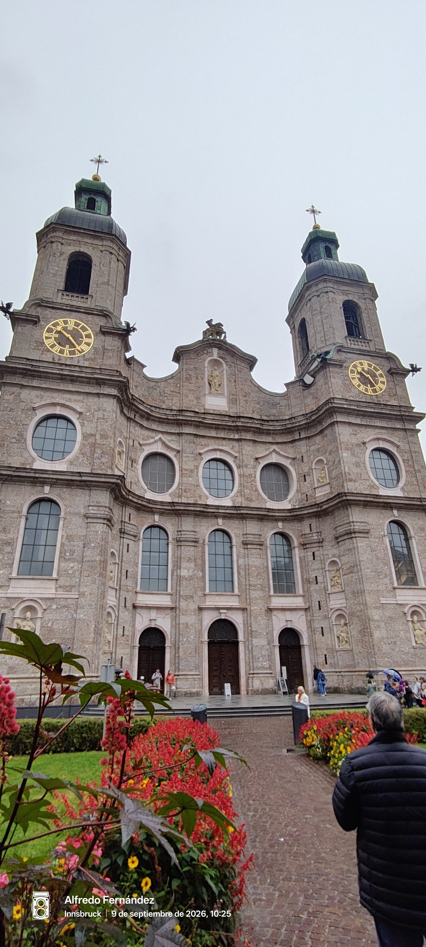 Fachada de piedra y torres campanario de la Catedral de Santiago en Innsbruck.