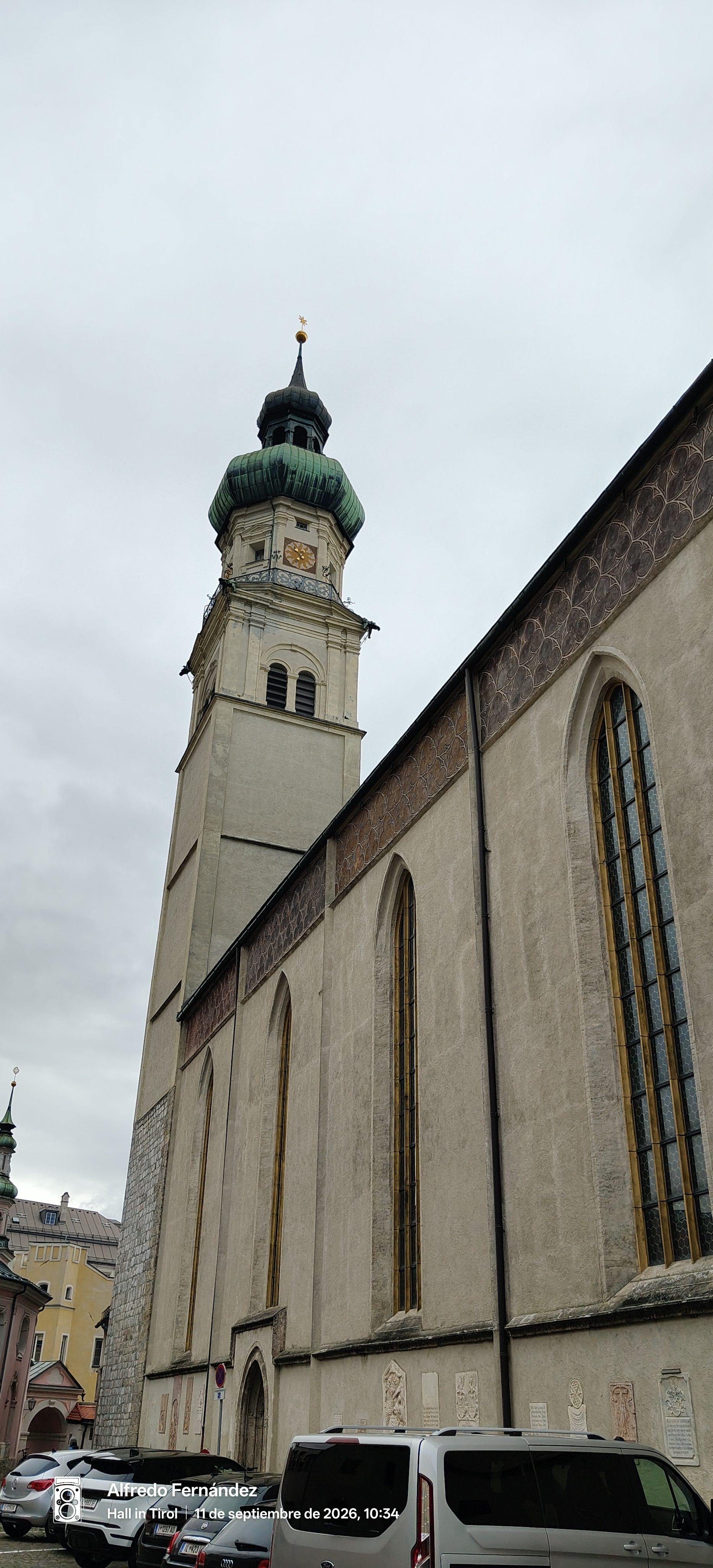 Torre y fachada gótica de la iglesia parroquial de Hall in Tirol en Austria.