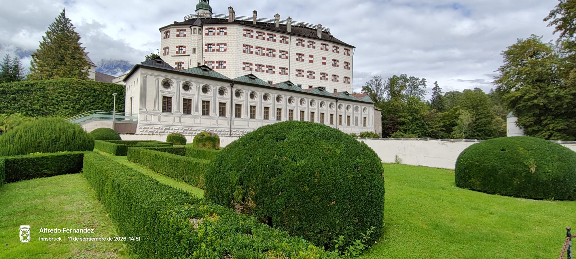 Jardines renacentistas bien cuidados frente al histórico Castillo de Ambras en Innsbruck.