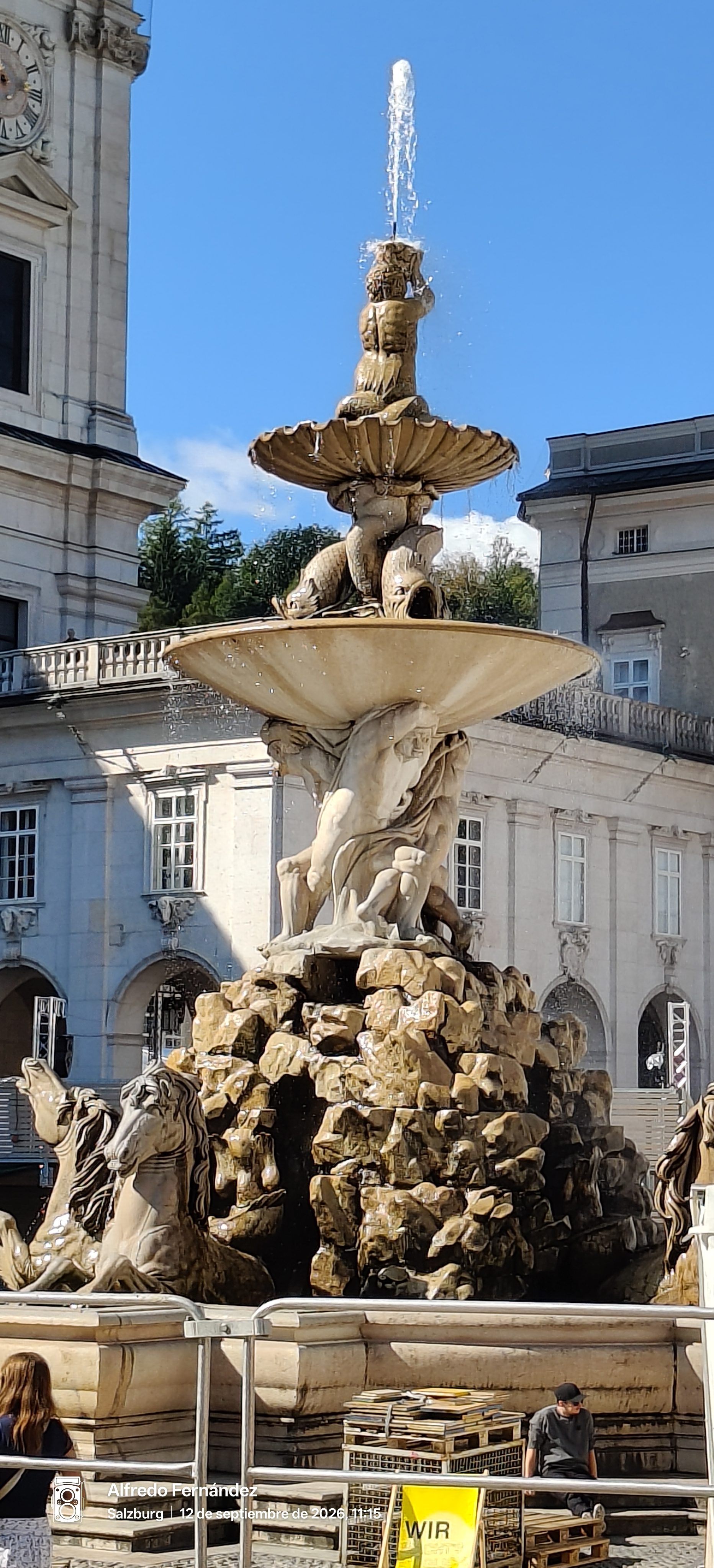 Fuente monumental de la Residencia en Salzburgo con esculturas de piedra y agua.