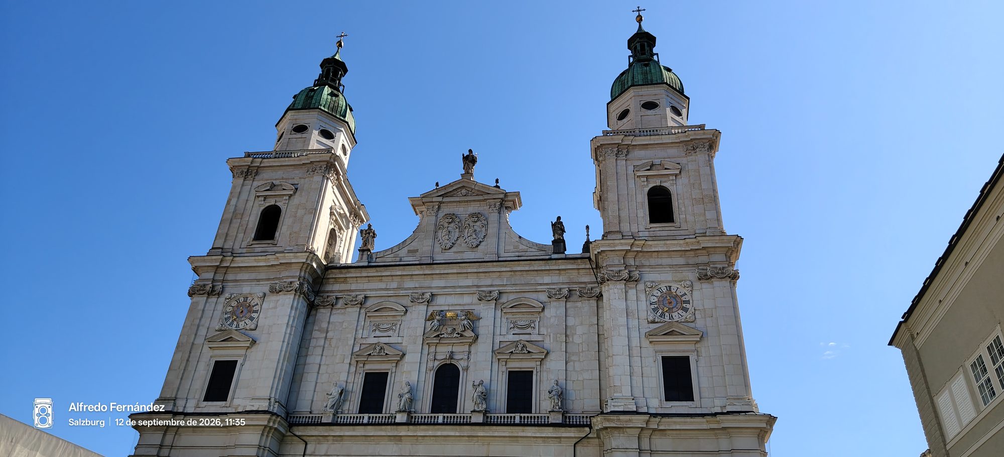 Fachada barroca de la Catedral de Salzburgo con sus dos torres bajo el cielo despejado.