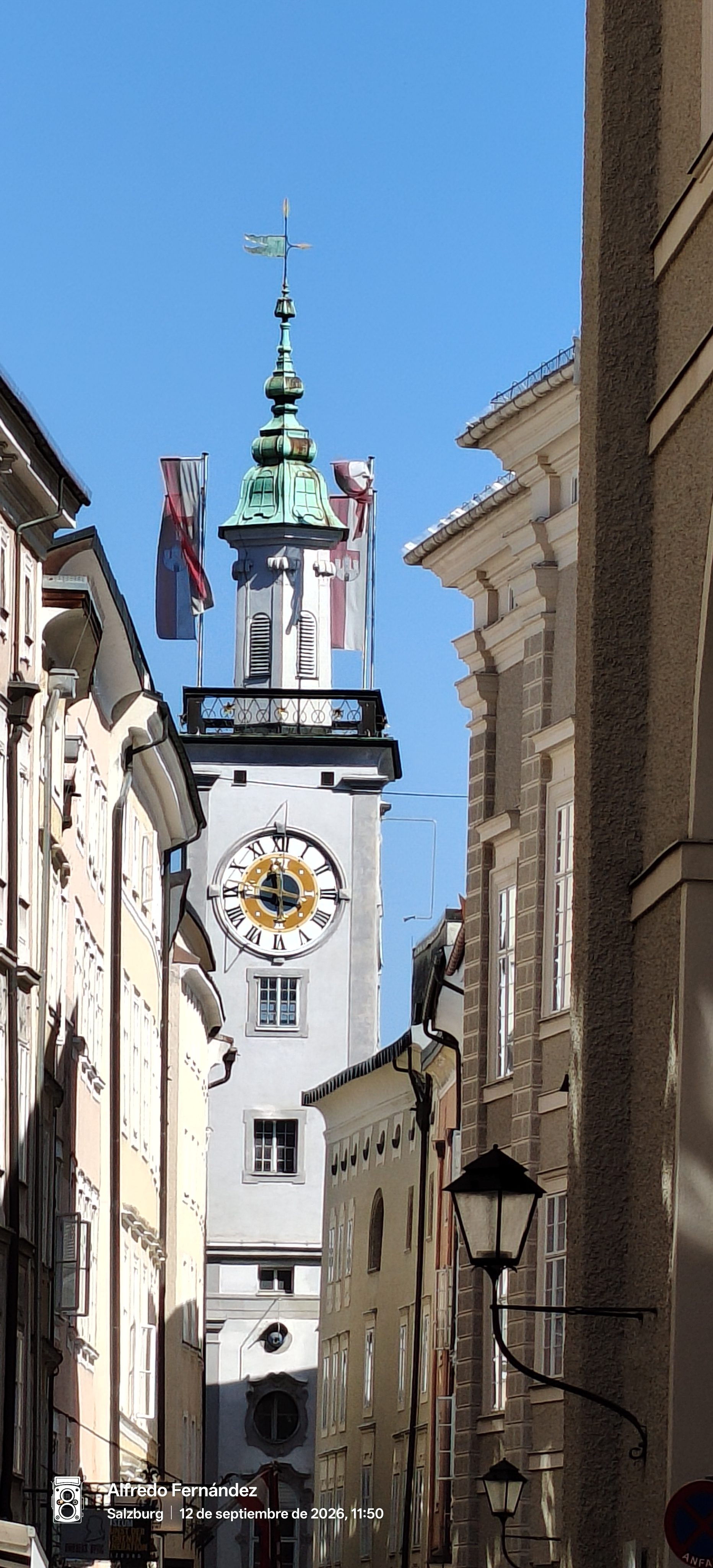 Torre del reloj del antiguo ayuntamiento entre edificios históricos del casco antiguo de Salzburgo.