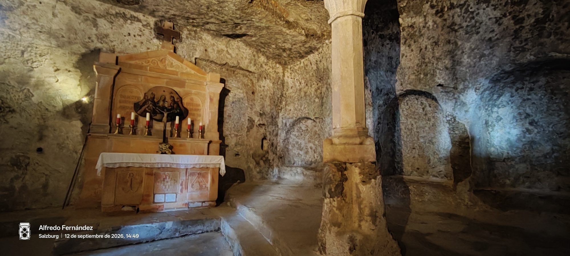 Altar de piedra y columna en las antiguas catacumbas excavadas en la roca.