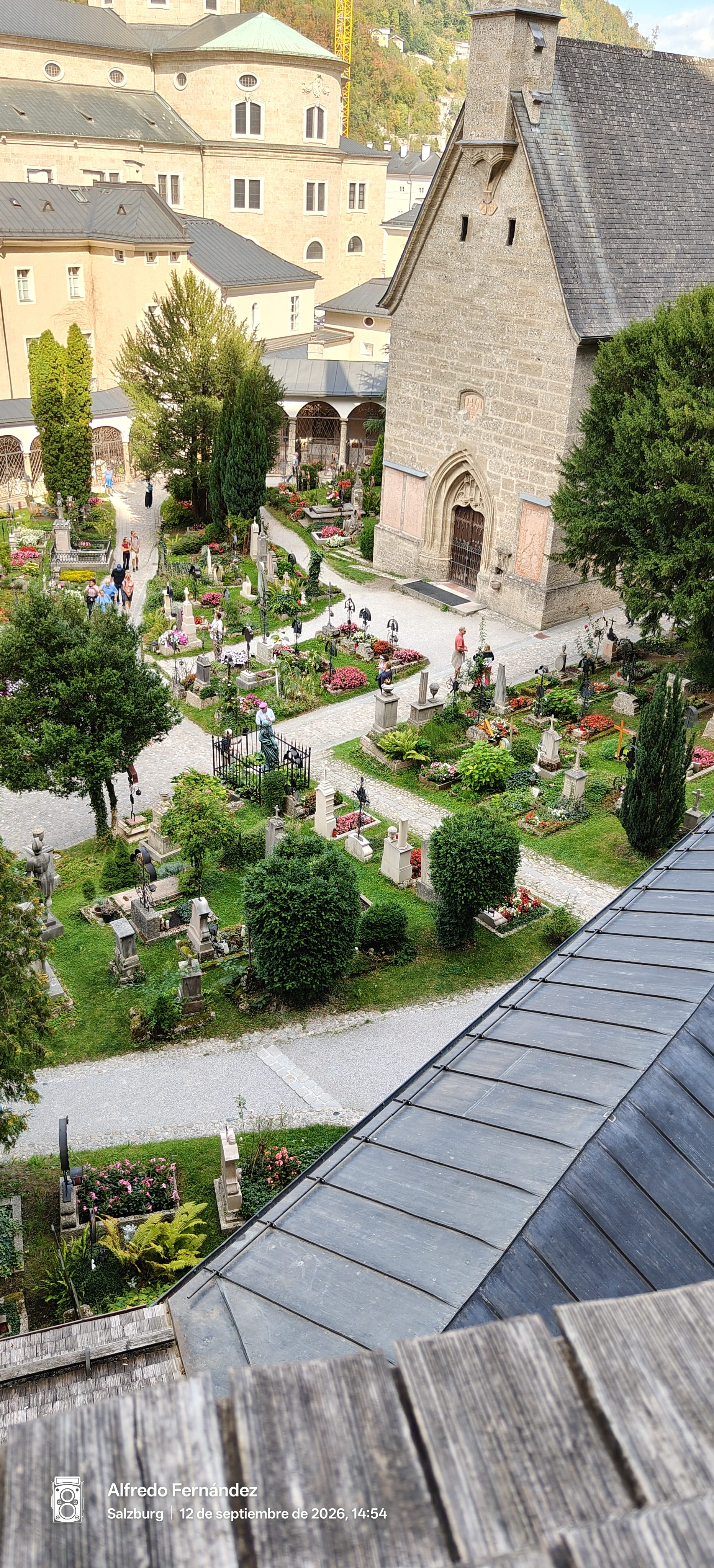 Vista elevada del cementerio de San Pedro en Salzburgo con tumbas ajardinadas y capilla.