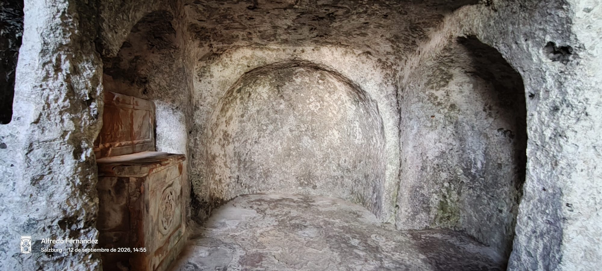 Capilla excavada en la roca con un antiguo altar de piedra en su interior.