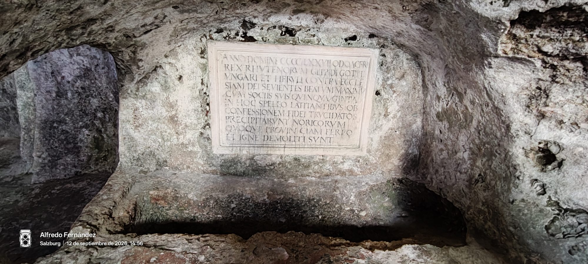 Placa con inscripción en latín grabada en las catacumbas de roca de Salzburgo.