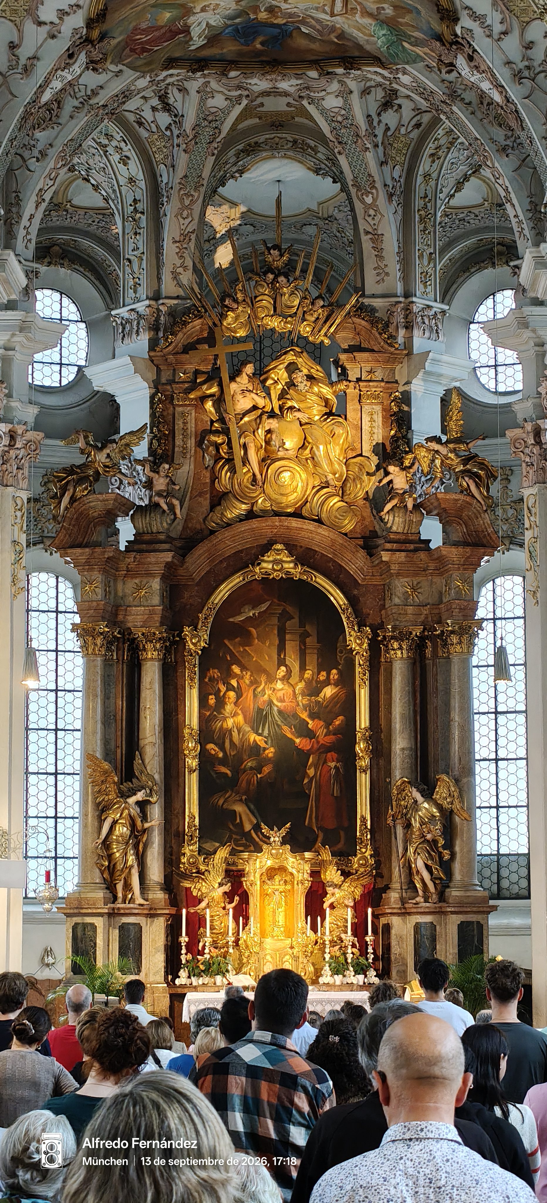 Altar mayor barroco dorado con pinturas religiosas y esculturas en una iglesia de Múnich.