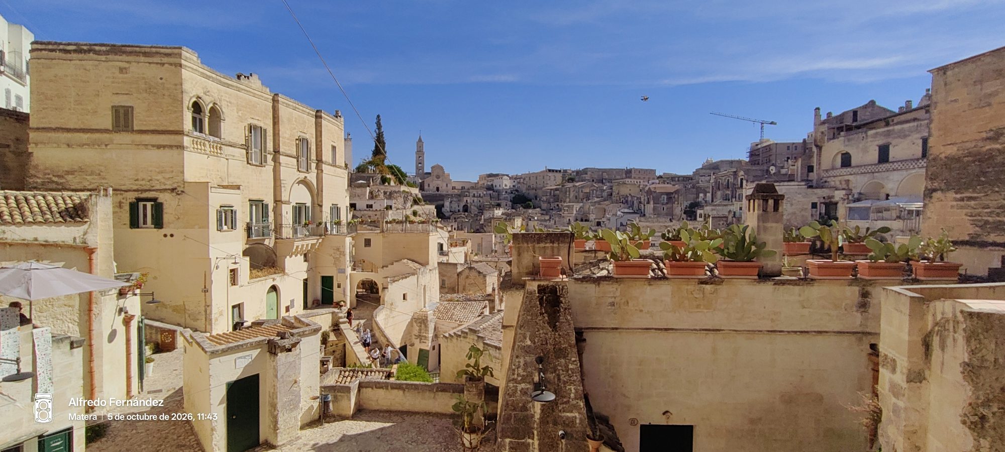 Vista panorámica de las casas de piedra y terrazas con cactus en Matera.