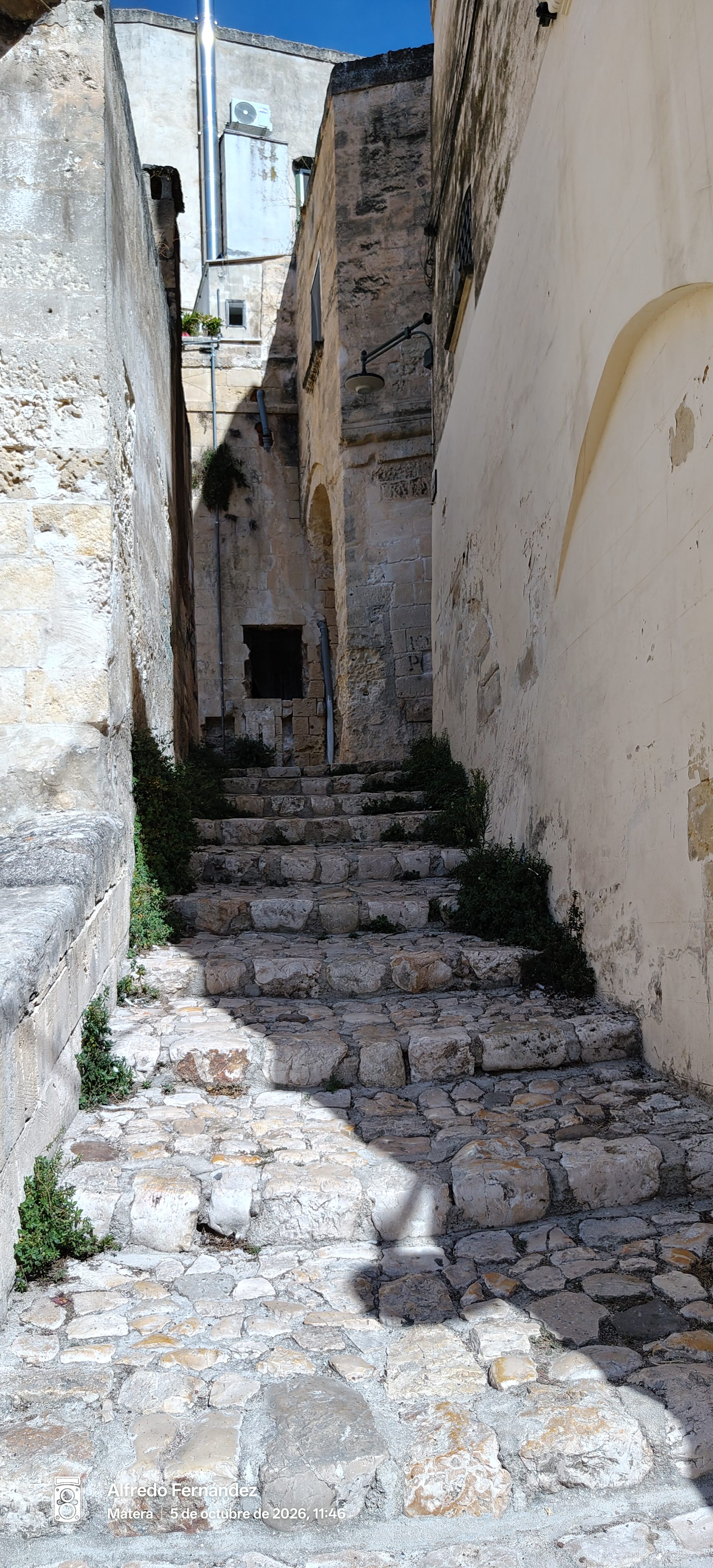 Escalera empedrada en un callejón estrecho entre edificios antiguos en Matera.