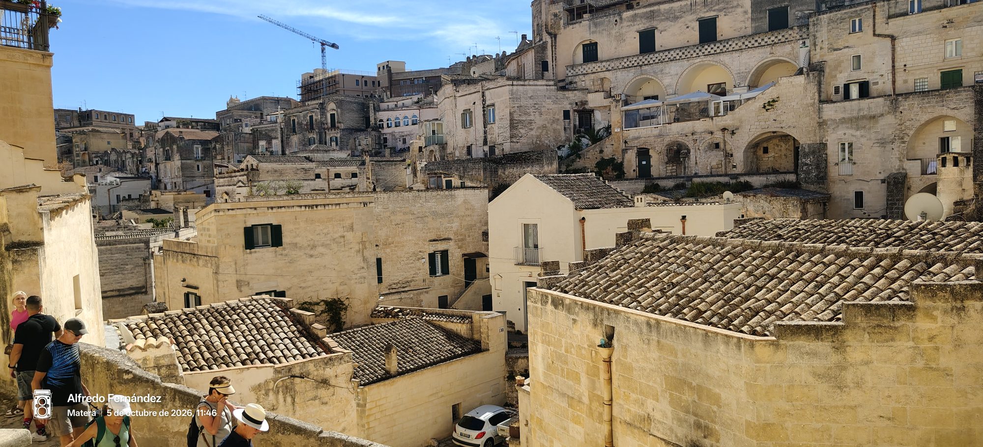 Casas históricas de piedra caliza y tejados tradicionales bajo el sol en Matera.