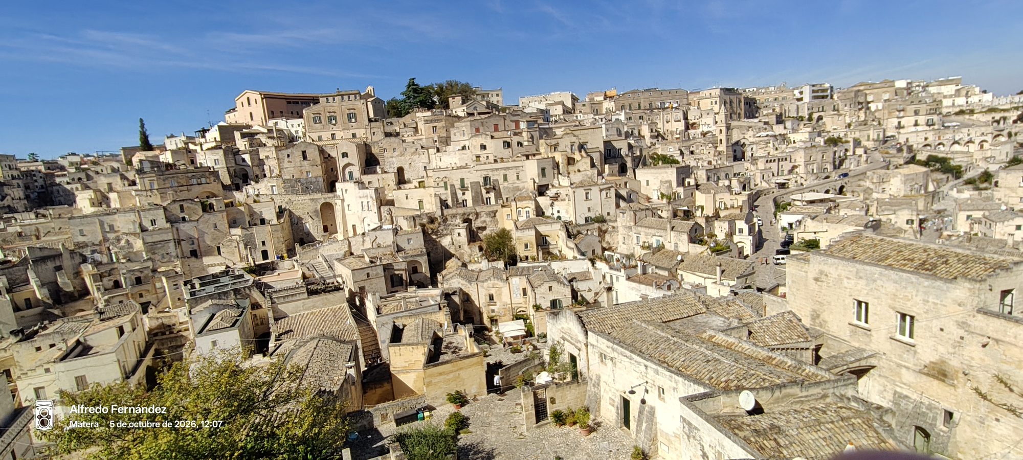 Vista panorámica de los antiguos edificios de piedra caliza de Matera bajo cielo despejado.