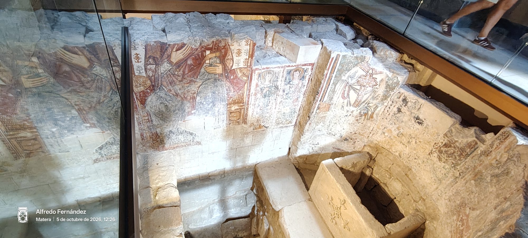 Frescos medievales conservados sobre antiguos muros de piedra excavados en Matera.