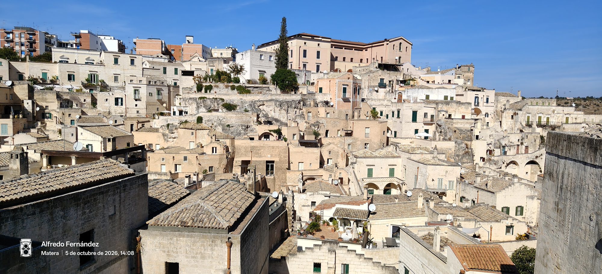 Edificios y tejados de piedra caliza en el casco histórico de Matera.