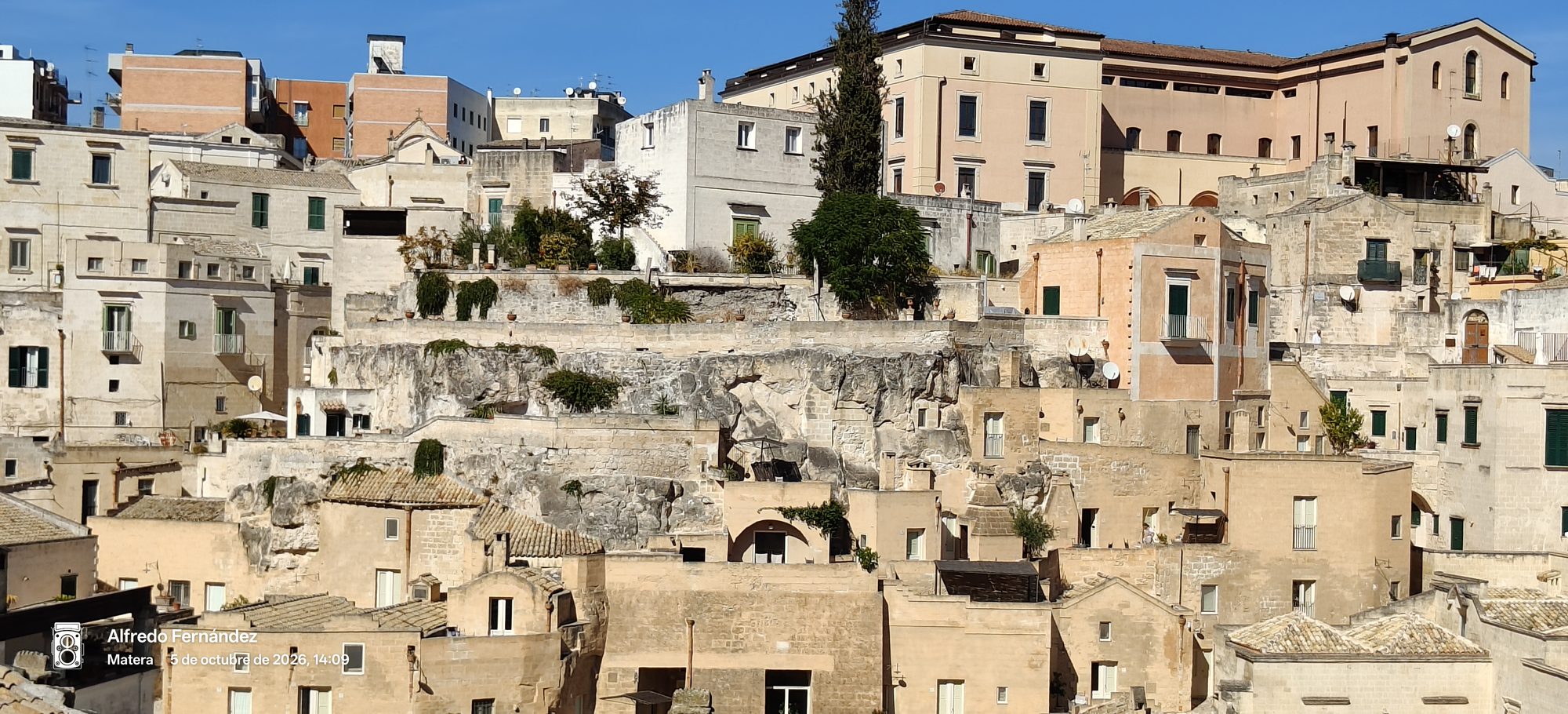 Edificios de piedra y cuevas escalonadas en la ladera de los Sassi de Matera.