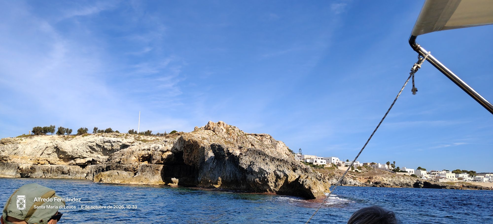 Acantilados rocosos y costa escarpada vistos desde un barco bajo el cielo despejado.