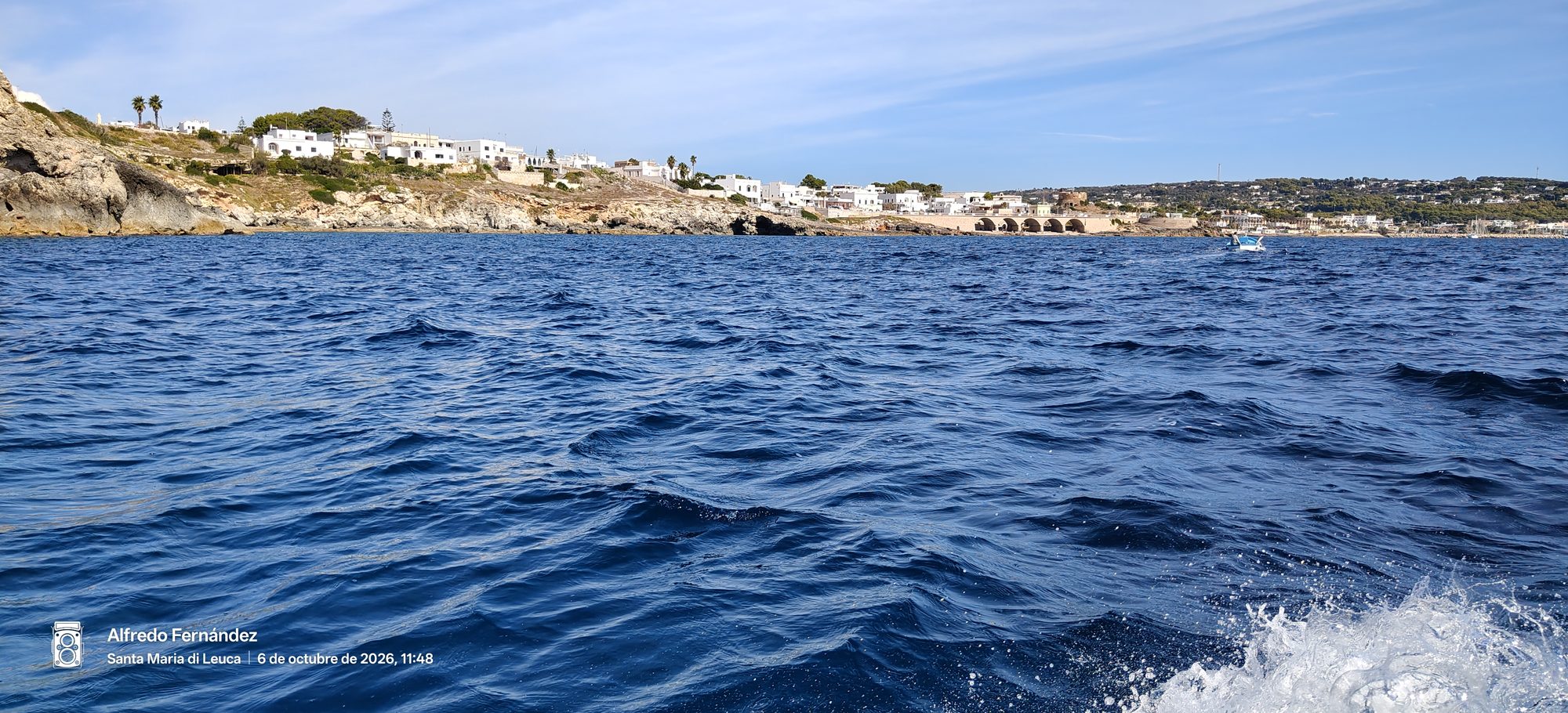 Costa rocosa y casas blancas vistas desde el mar en Santa Maria di Leuca.