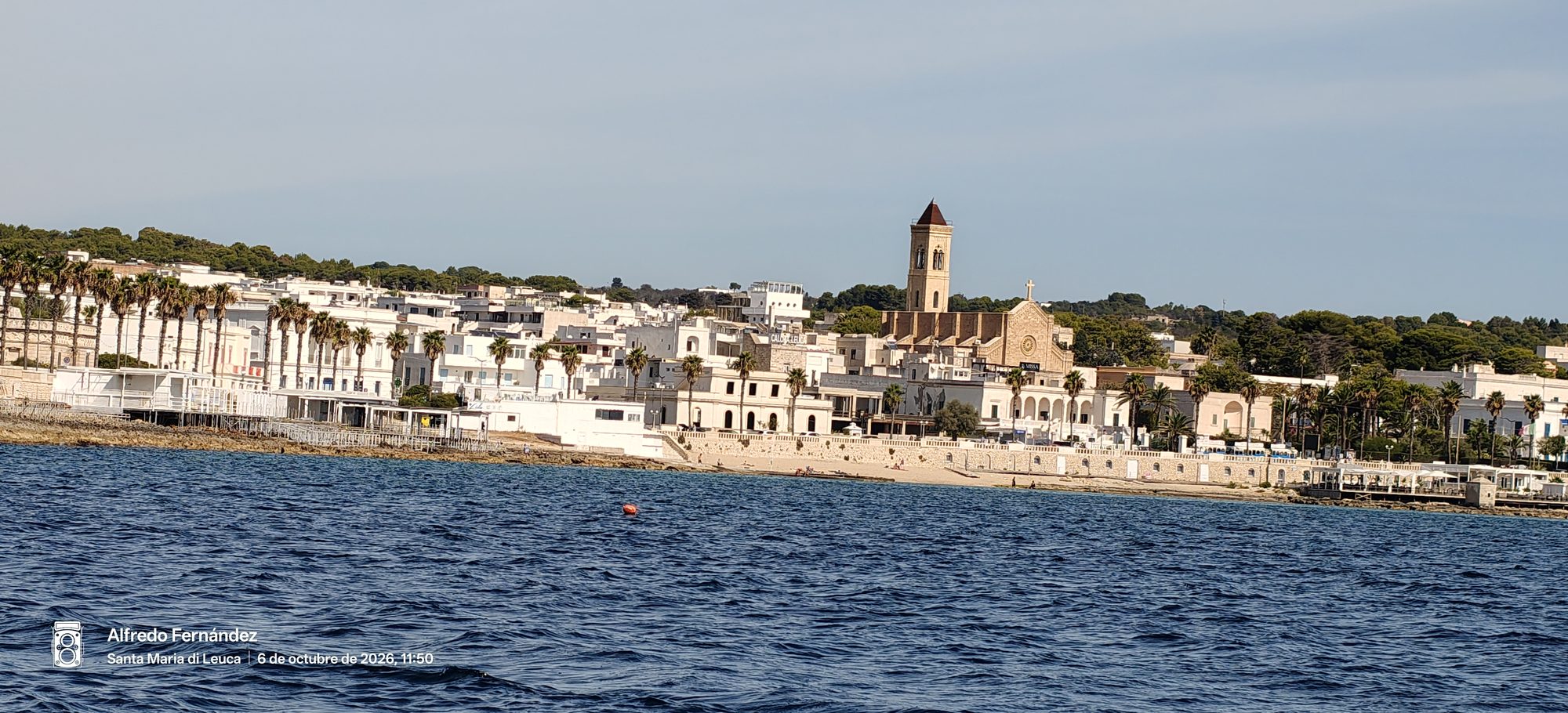 Costa y edificios blancos de Santa Maria di Leuca frente al mar azul.