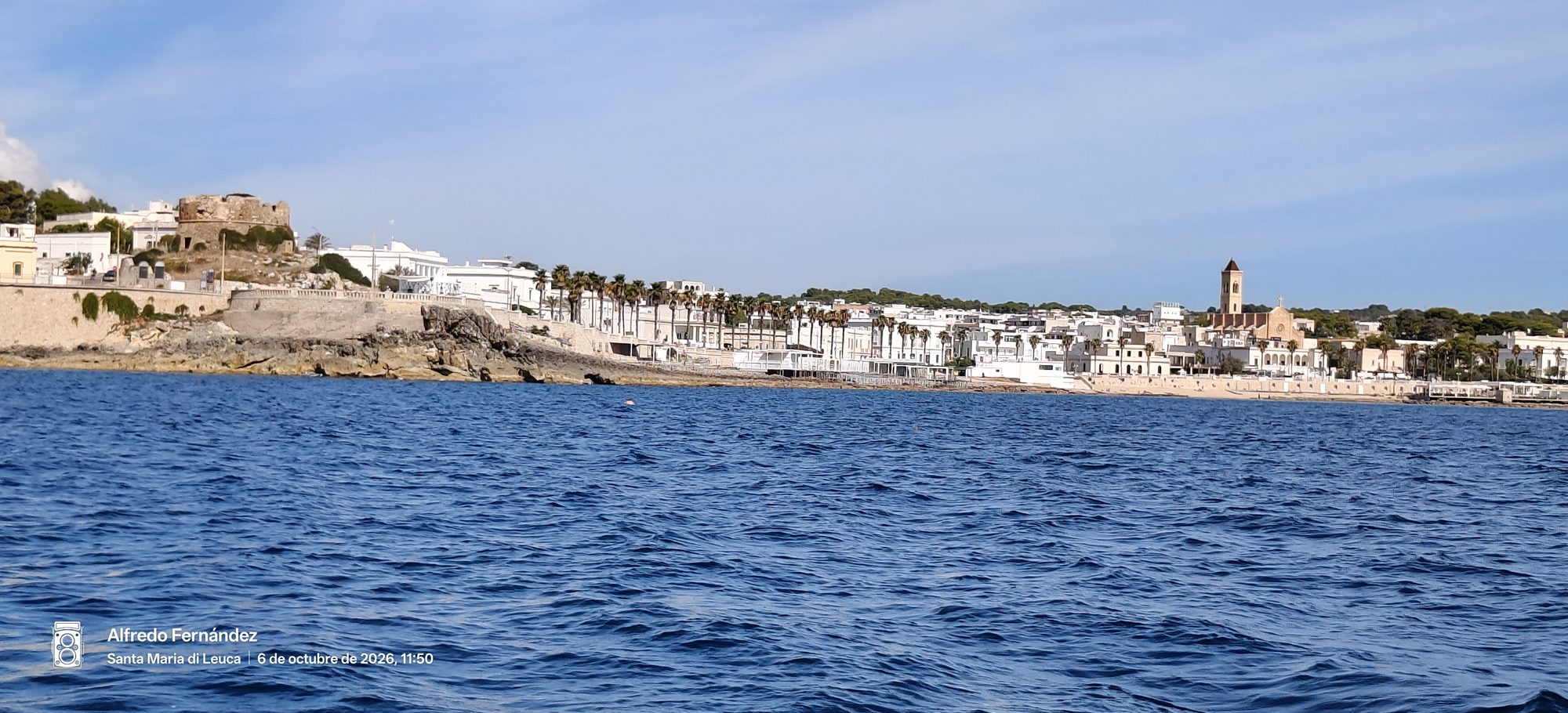 Costa de Santa Maria di Leuca con casas blancas frente al mar azul profundo.