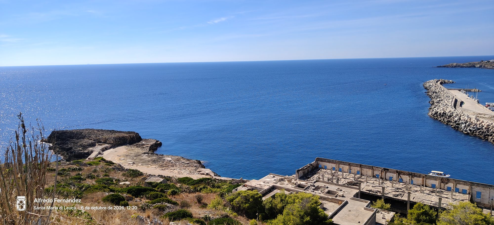 Costa rocosa y ruinas frente al intenso mar azul de Santa Maria di Leuca.