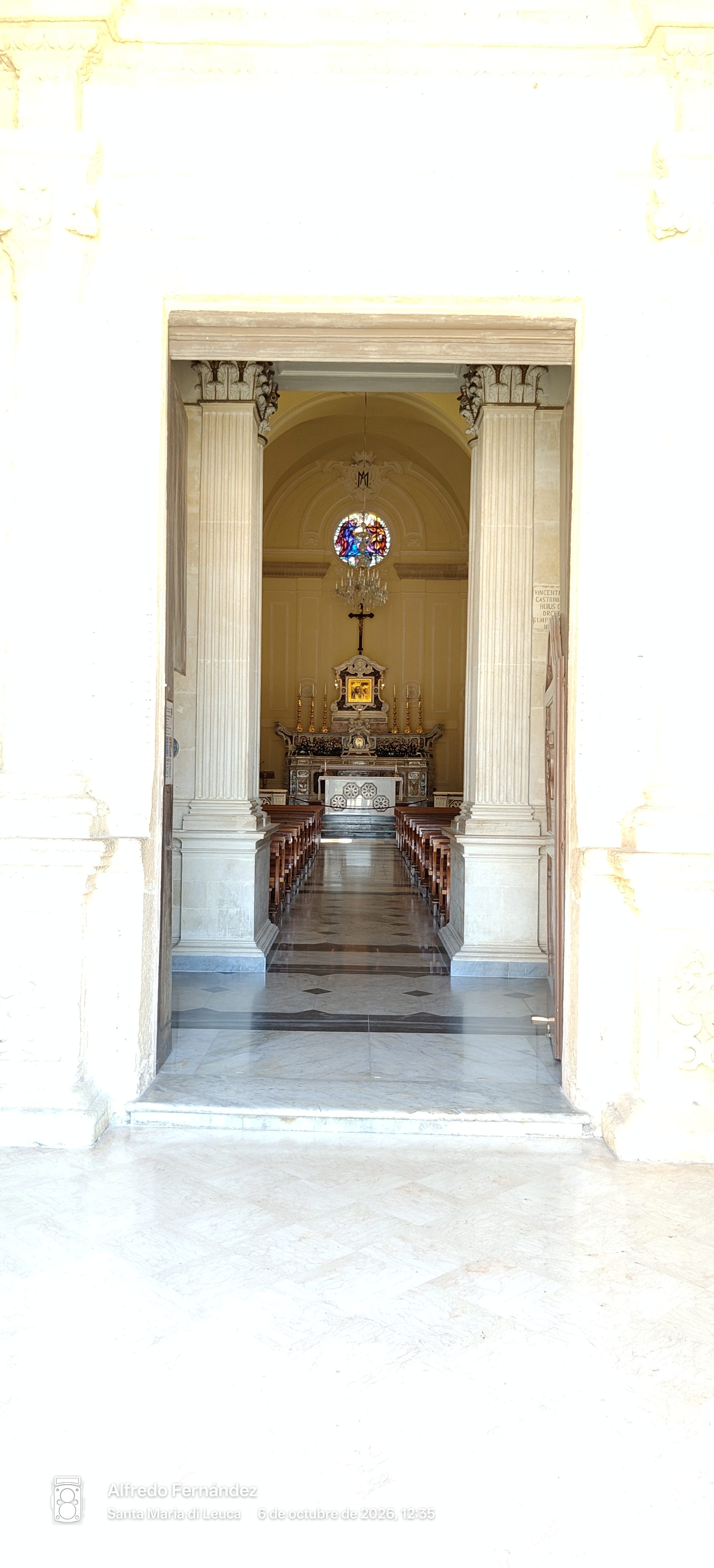 Altar y nave central vistos a través de las columnas del pórtico de entrada.