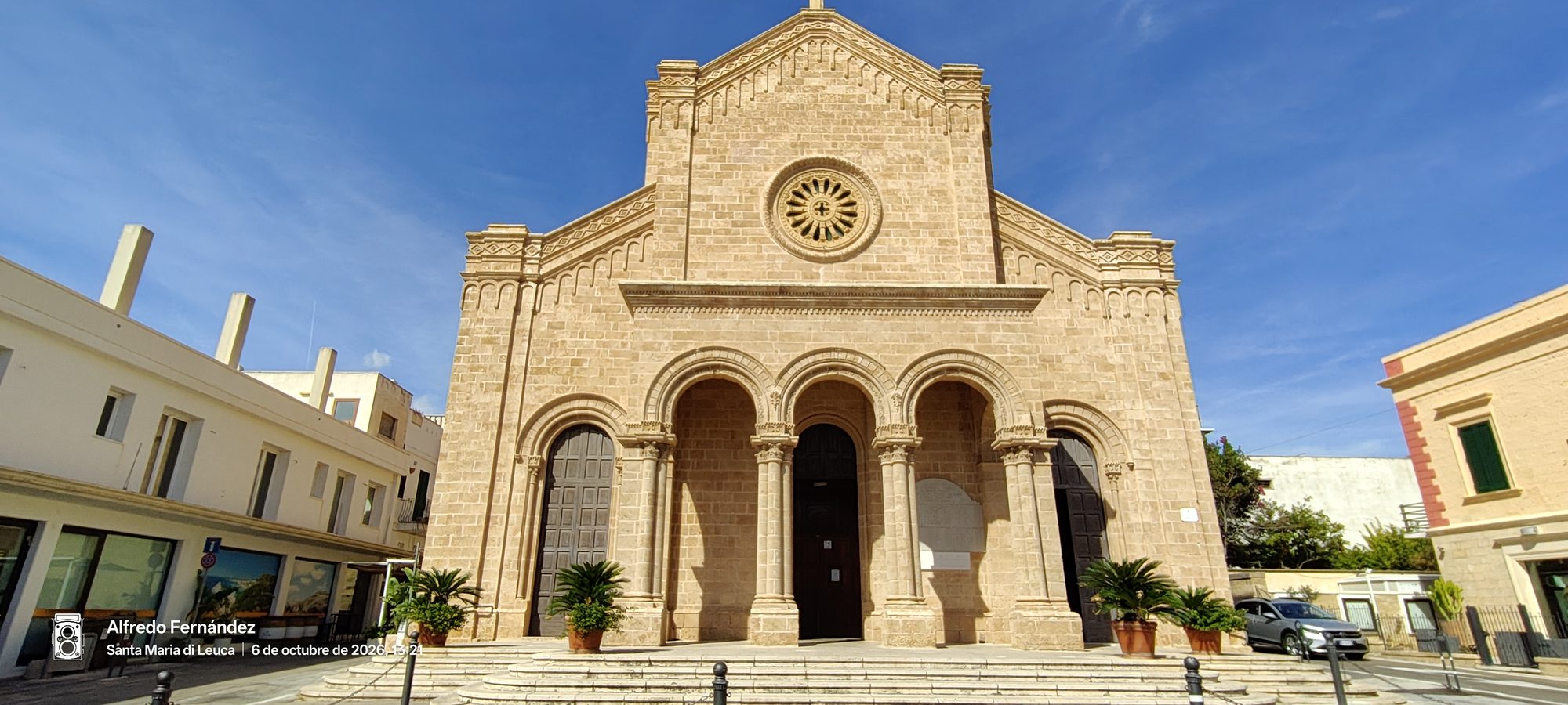 Fachada de piedra de la iglesia de Cristo Rey bajo un cielo azul despejado.