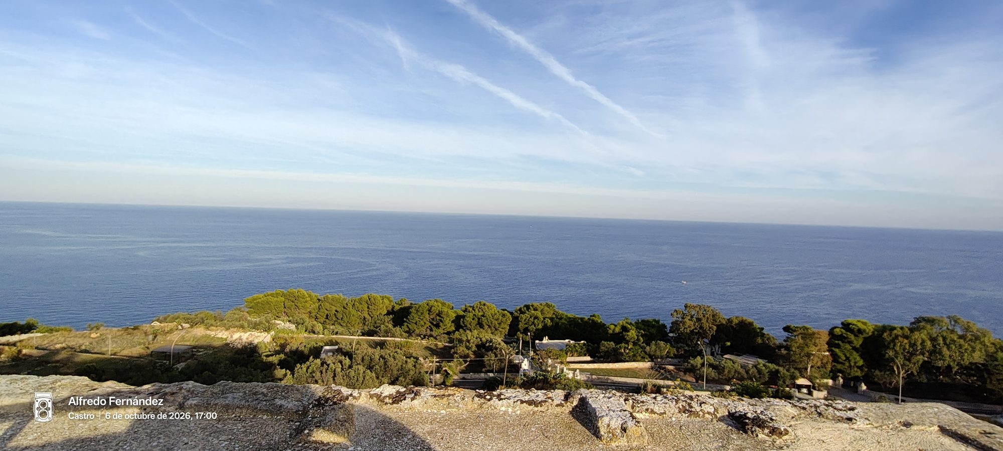 Vista panorámica del mar azul desde un mirador elevado en Castro, Italia.