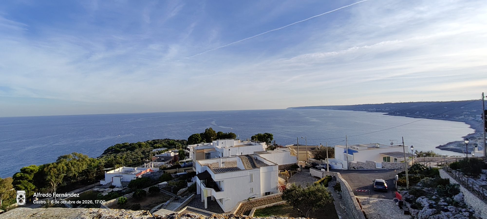 Casas blancas costeras con vistas panorámicas al mar azul en Castro, Italia.