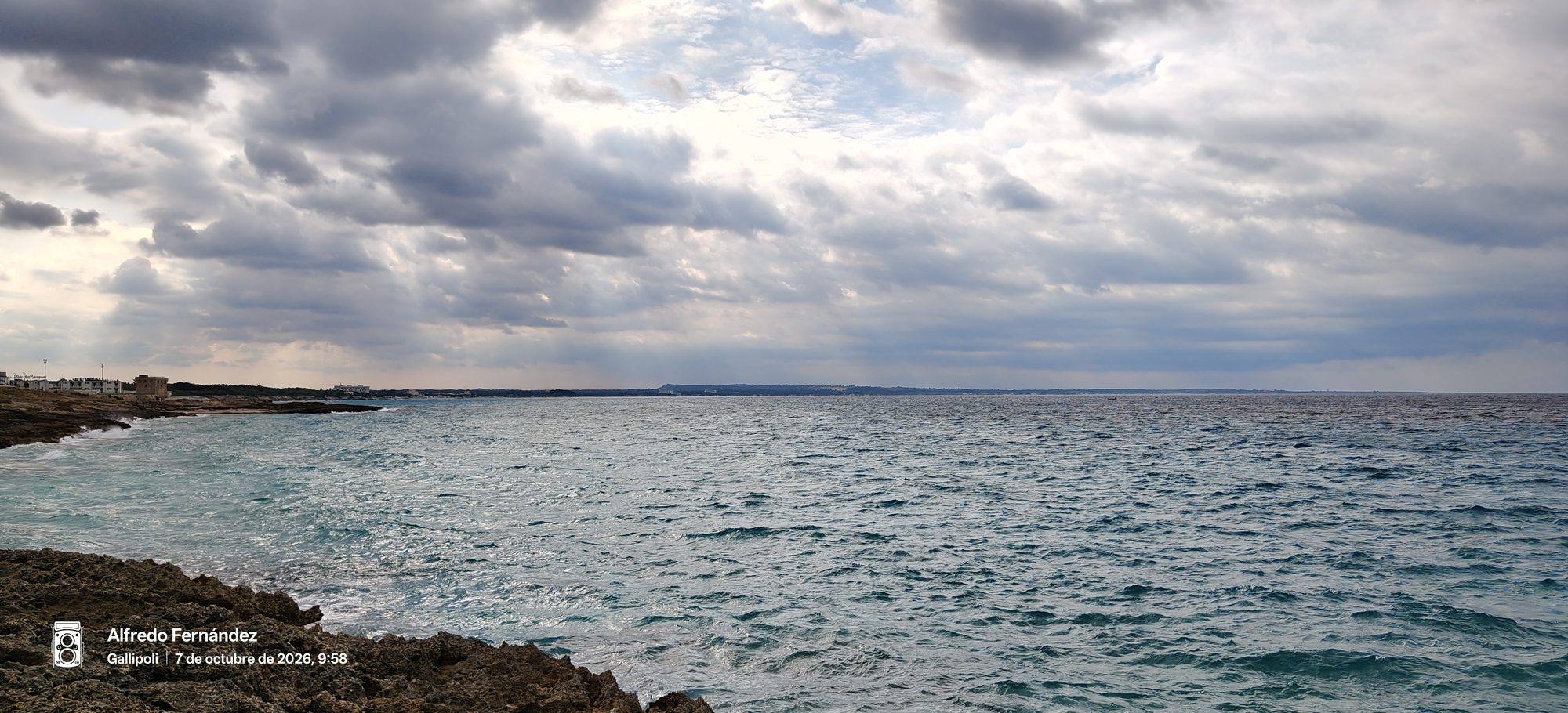 Costa rocosa frente al mar con cielo nublado y rayos de sol en Gallipoli.