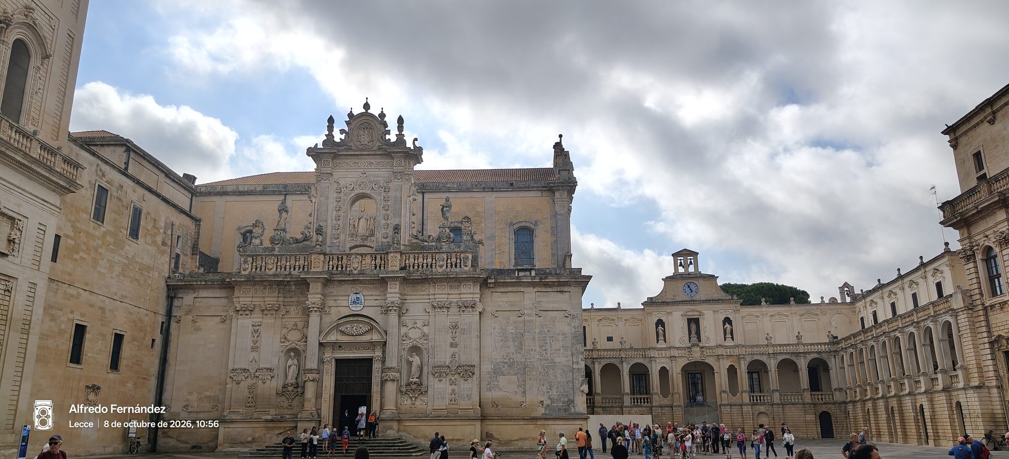 Fachada barroca de la Catedral de Lecce en una plaza con cielo nublado.