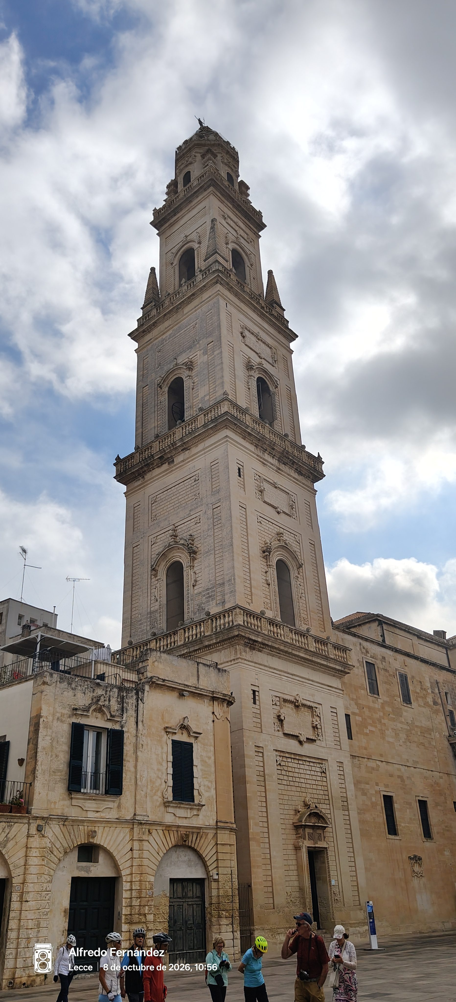 Campanario barroco de la catedral en la plaza del Duomo de Lecce.