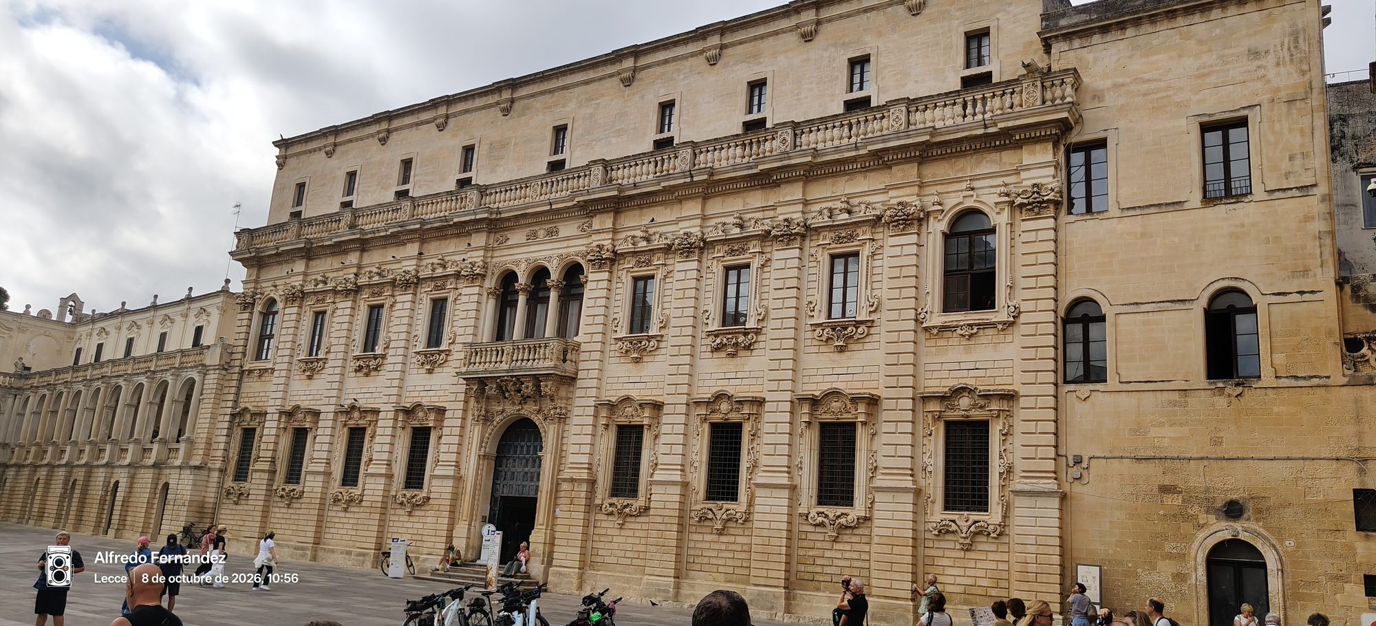 Fachada barroca de piedra caliza dorada en una plaza histórica de Lecce.