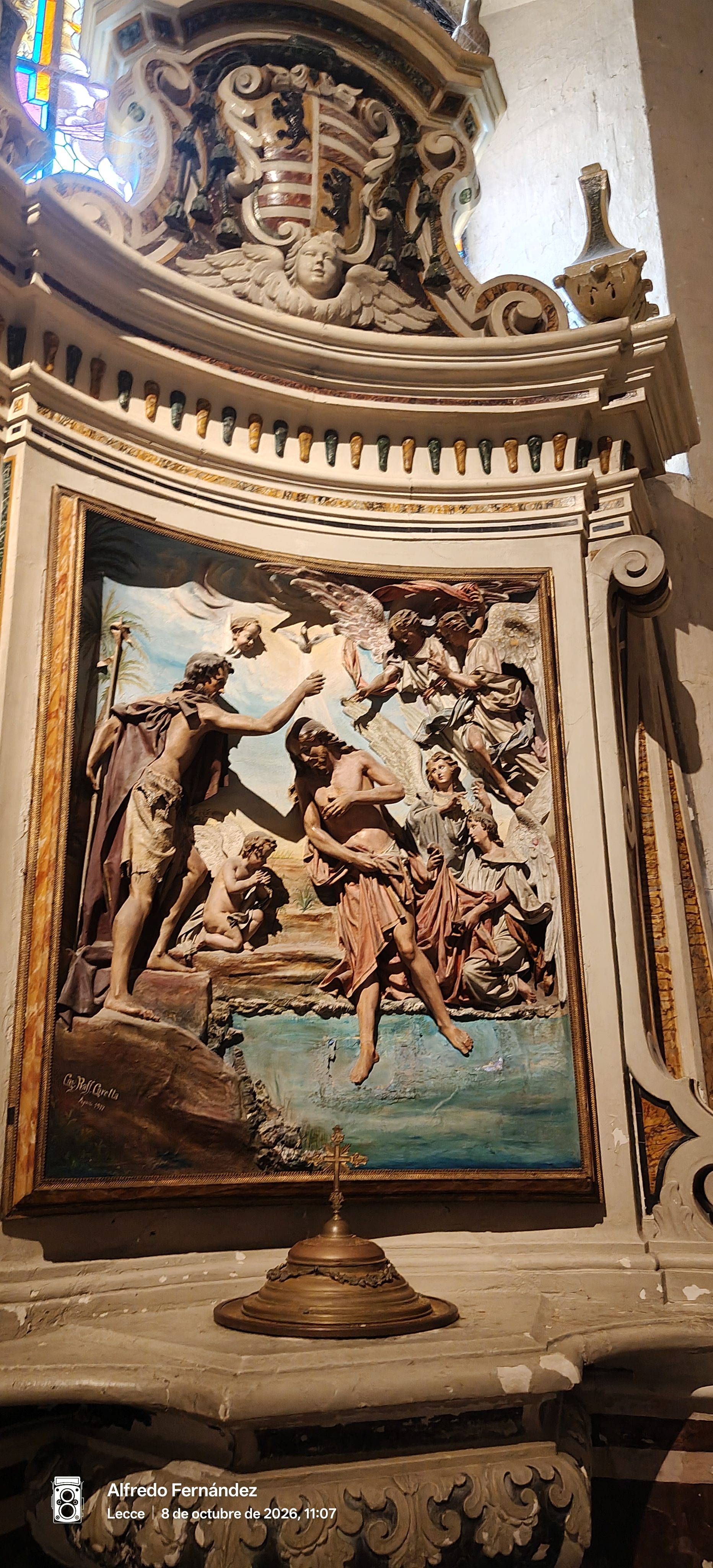 Relieve escultórico del bautismo de Cristo en el interior de una iglesia en Lecce.