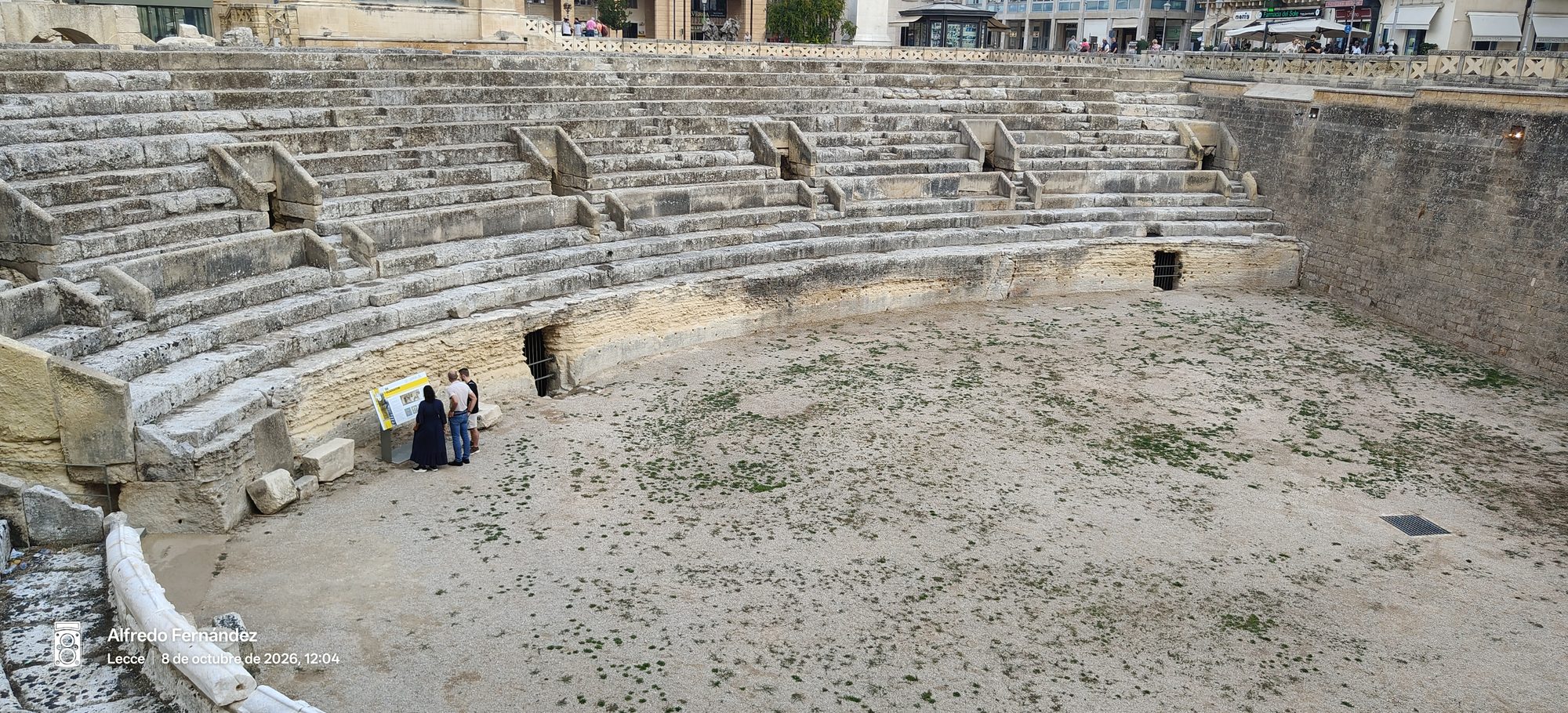 Gradas de piedra y arena del anfiteatro romano antiguo en Lecce, Italia.