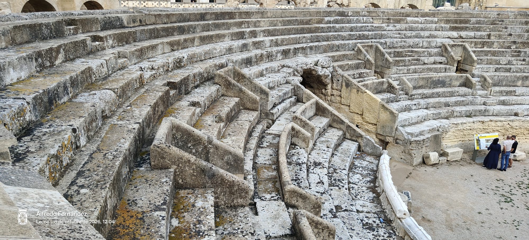 Gradas curvadas de piedra tallada del antiguo anfiteatro romano en Lecce.