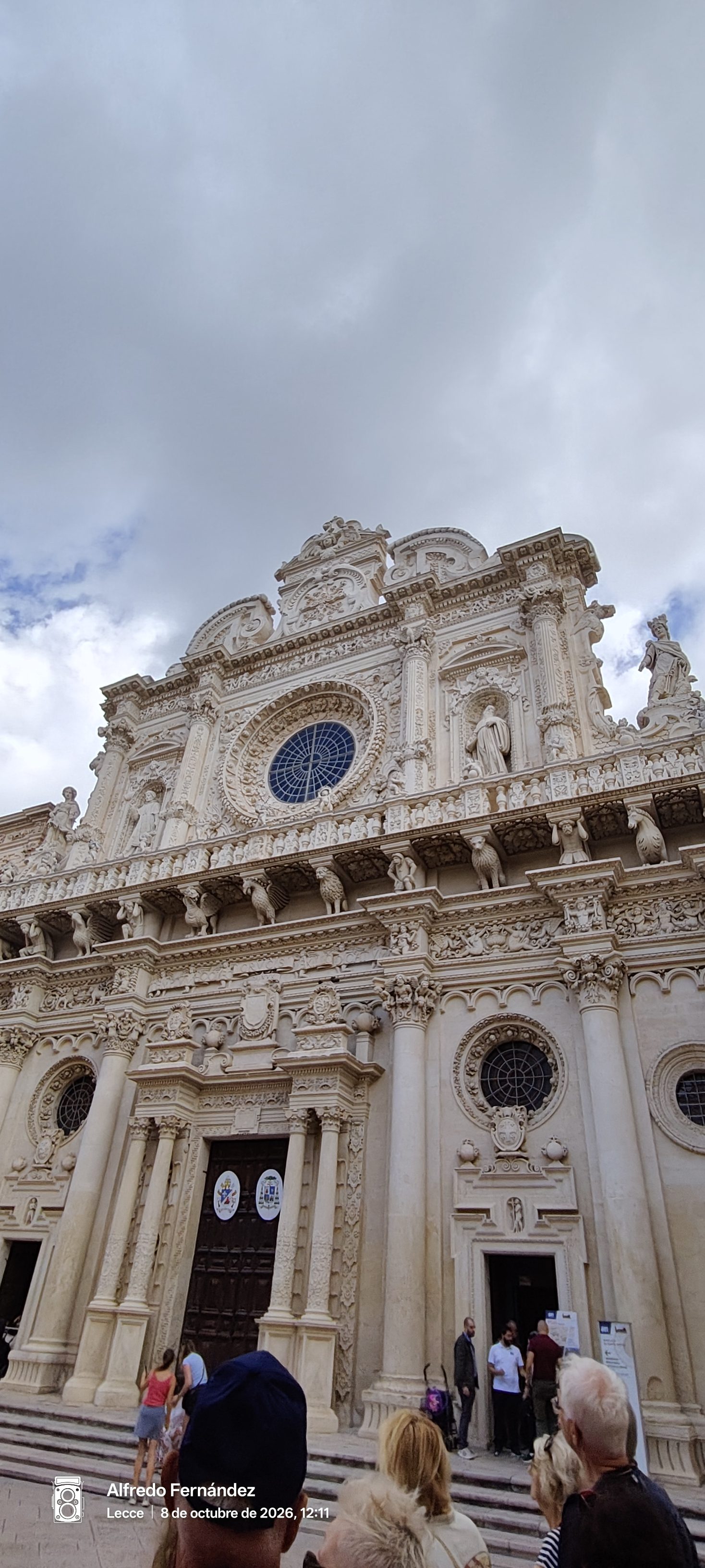 Fachada barroca esculpida de la basílica de Santa Croce con gran rosetón central.