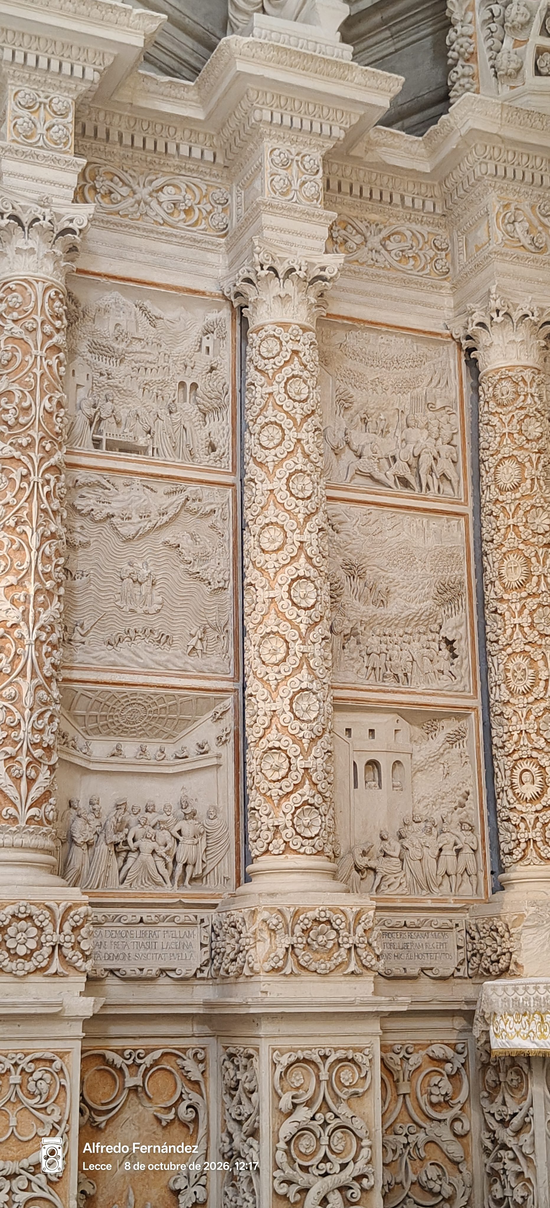 Detallados relieves y columnas barrocas talladas en piedra caliza en Lecce.