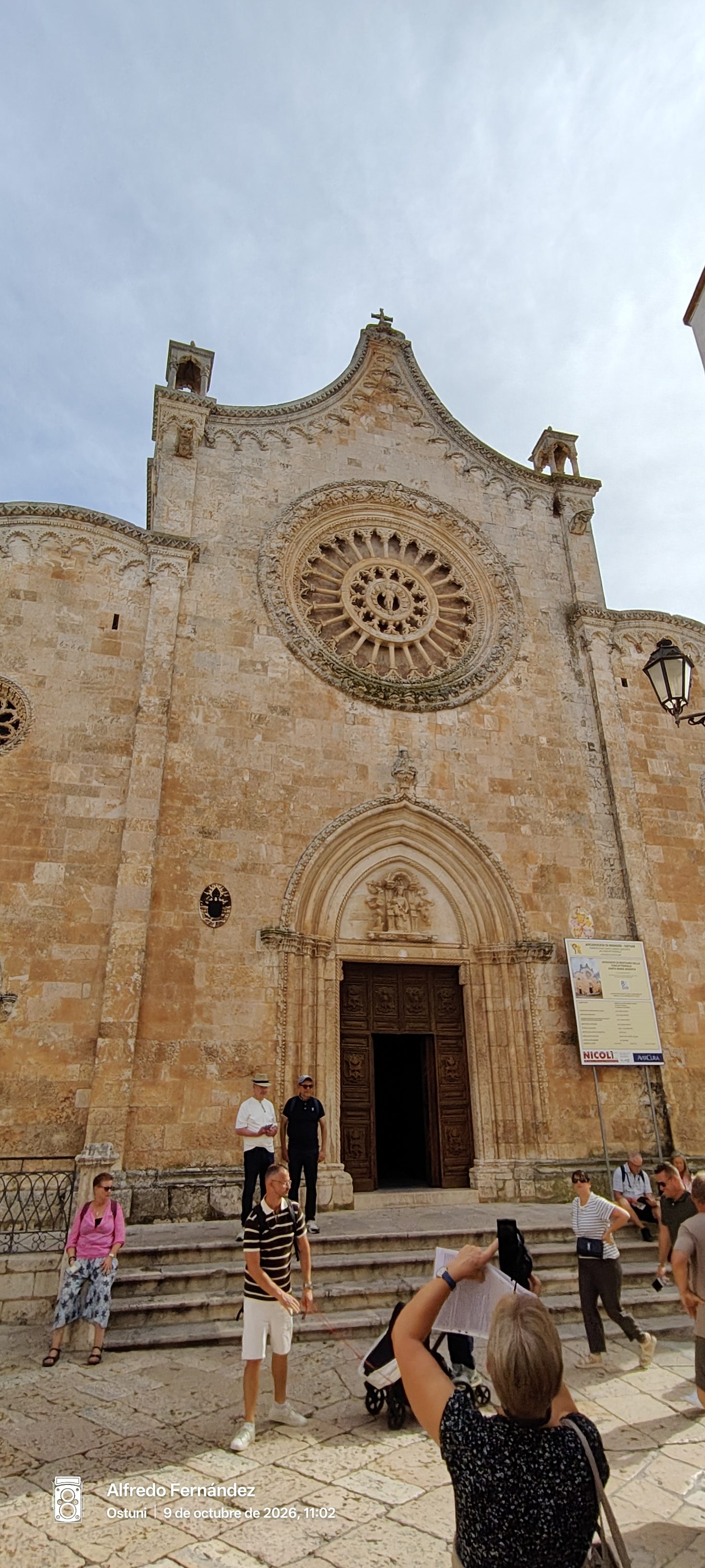 Fachada gótica de la catedral de Ostuni con su gran rosetón de piedra labrada.
